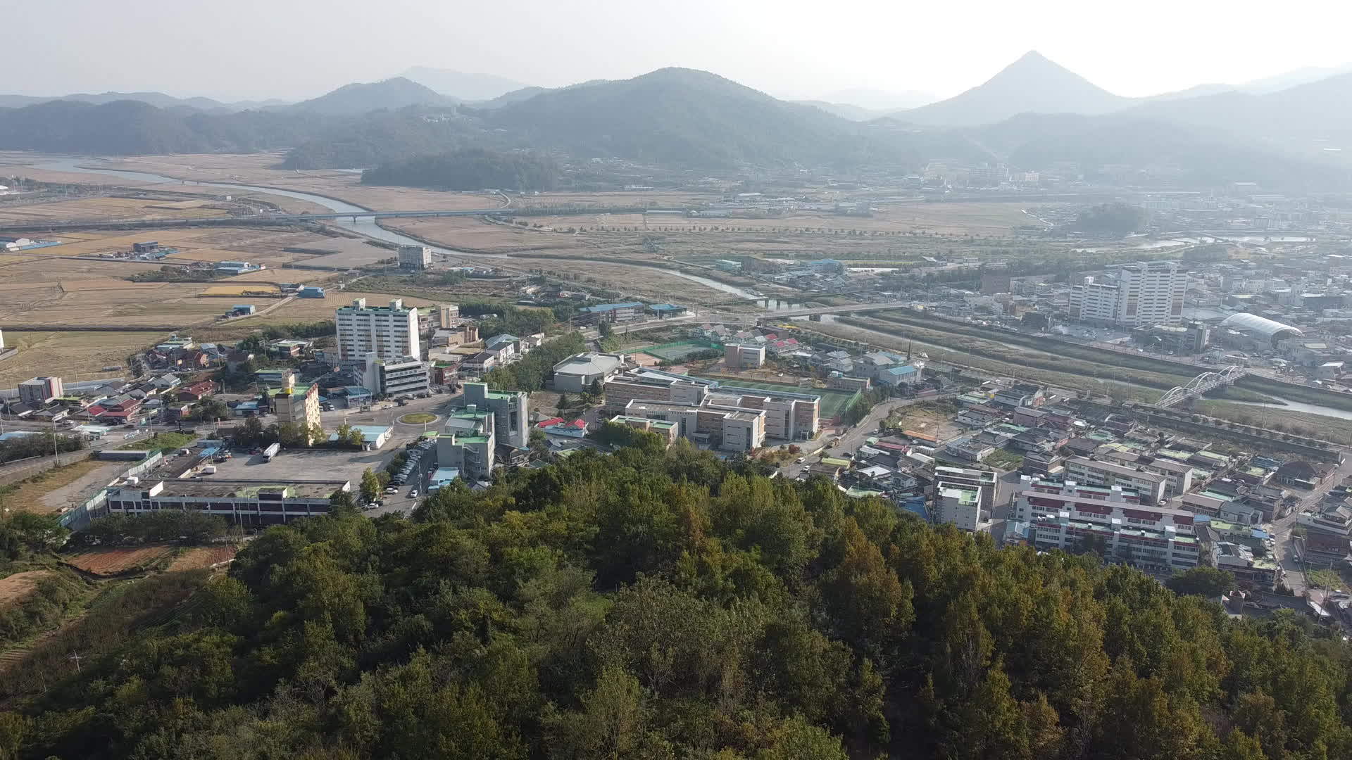 하대치와 빨치산이 오르내렸던 제석산 자락에서 바라본 벌교의 모습. 마을 너머로 당시 소작농들이 일구던 들판이 펼쳐지고, 벌교읍을 가로지르는 물줄기에는 소설 속 소화다리가 그대로 남아있다.