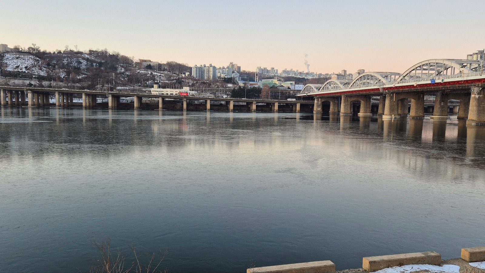 이번 겨울 한강 첫 결빙, 평년보다 ‘한 달’ 늦었다 