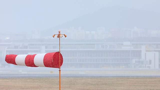 2만여 명 발 묶인 제주공항…<br>하늘길 운항 재개