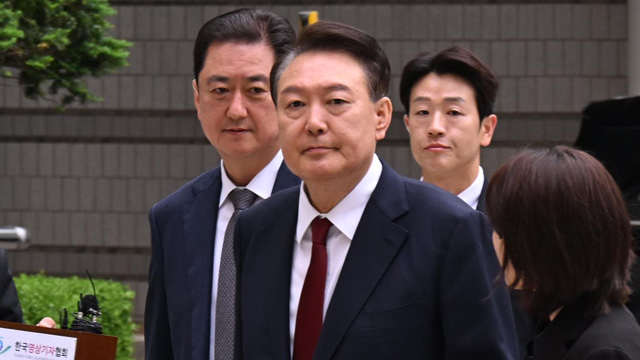 ‘국민의힘 탈당’ 윤석열 4차 공판 출석…질문에 묵묵부답