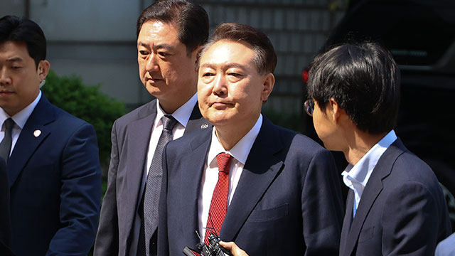 윤석열, 세번째 포토라인도 말 없이 통과…‘특전사 국회 투입’ 증언