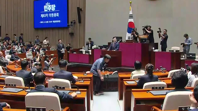 여, 새 원내대표 선출 돌입…<br>국민의힘, 당권·책임론 내홍