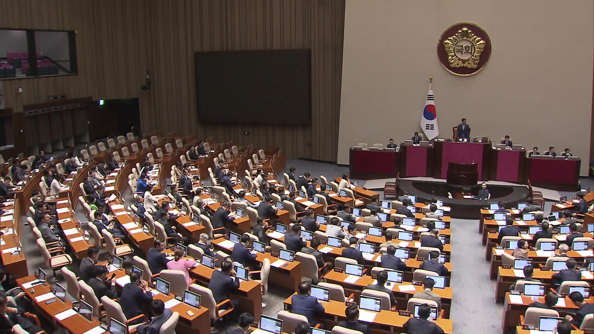 추경안 예결위 통과…여야 특활비·소비쿠폰 공방