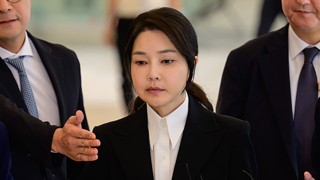 [단독] 김건희 여사 인척집의 ‘고가시계’…구매자, <br>尹 대통령실 ‘로봇개’ 계약