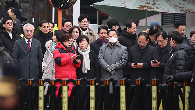 국민의힘 의원 40여명 대통령 관저 앞 집결…“체포영장 저지”