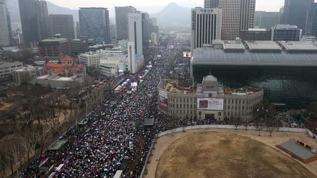 [속보] 3·1절 서울 도심 곳곳 탄핵 찬반 집회…광화문역 한때 ‘무정차’