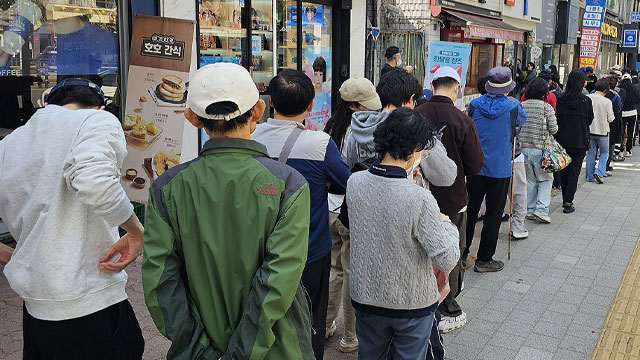 SKT 대리점에 ‘유심 교체’ 가입자 몰려…“무상 교체 전에 미리” 기사 이미지