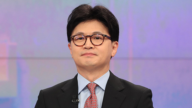 한동훈 “김문수, 탄핵반대 사과 안하면 윤 전 대통령 부부 대리전 하는 것”