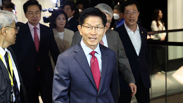 민주당 “김문수, 예비후보 당시 역 개찰구 안쪽에서 명함 배부…선거법 위반 고발”
