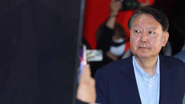 경찰, 윤석열 전 대통령 ‘비화폰’ 서버 기록 확보…<br>“포렌식 복구”