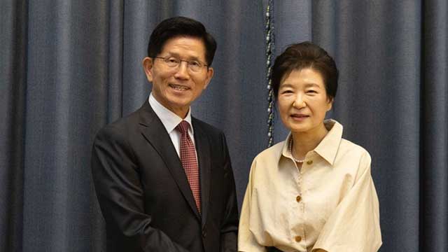 박근혜 전 대통령 예방한 김문수 “선거의 여왕, 지혜 달라” 박 전 대통령 “하나로 뭉쳐야”
