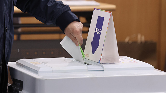 민주당 “국방부, 일선 부대 군인 사전투표 즉시 보장해야”
