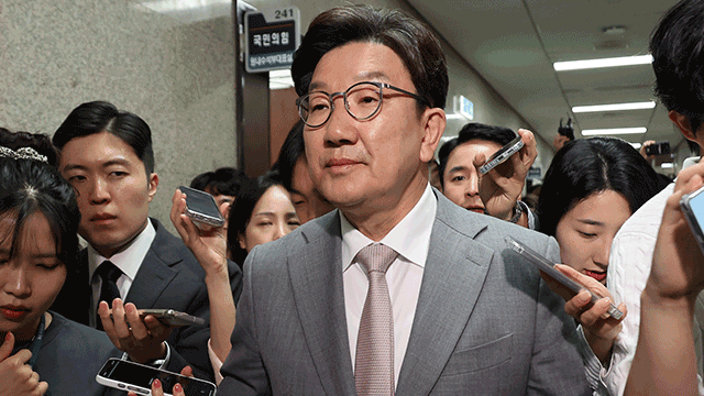 [속보] 권성동 “원내대표 사퇴…책임 회피할 생각 없어”