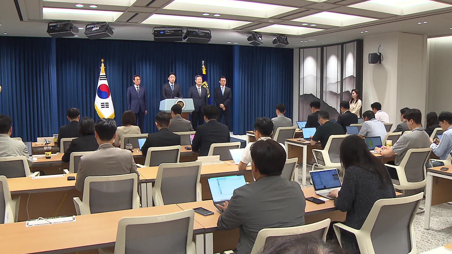정무 우상호·홍보 이규연·민정 오광수…“국민통합과 소통”