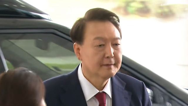 [속보] 윤석열 전 대통령 특검 출석…말없이 1층 현관으로 들어가